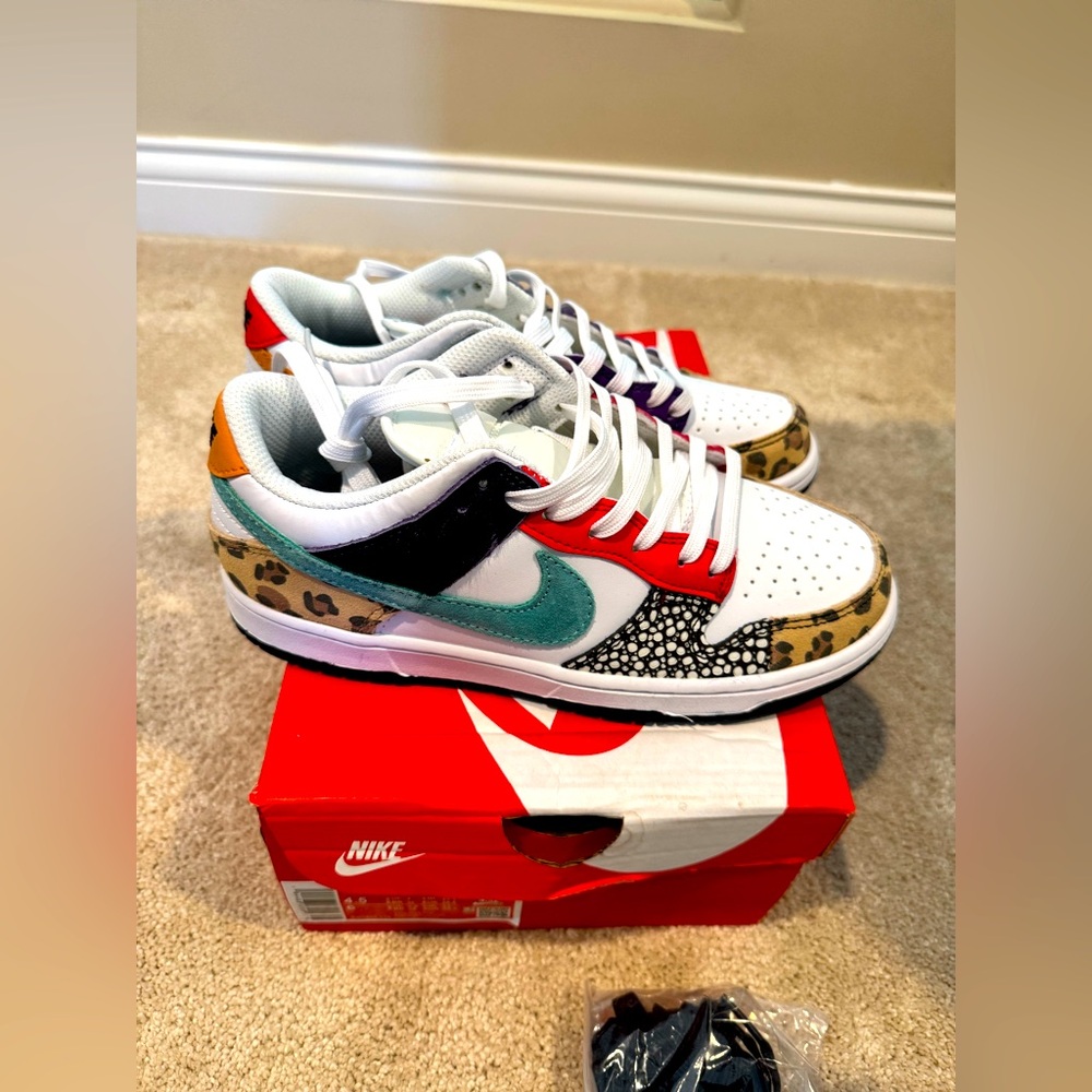 NEVER WORN. NIKE SB DUNK LOW PRO QS
Youth size 4.5
Women’s size 6
